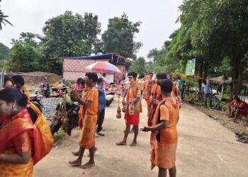 ଶ୍ରାବଣ ଶେଷ ସୋମବାର : ଜଳାଭିଷେକ ପାଇଁ ଜଳେଶ୍ୱର ପୀଠ ରେ ହଜାର ହଜାର କାଉଡ଼ିଆଙ୍କ ଭିଡ଼