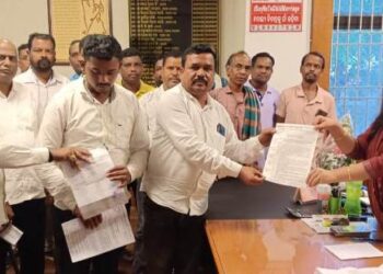 ଛେଳିଗଡ ବିସ୍ଥାପିତ ସଂଗ୍ରାମ ସମିତି ପକ୍ଷରୁ ଜିଲ୍ଲାପାଳଙ୍କୁ ଦାବିପତ୍ର ପ୍ରଦାନ