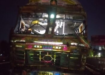 ଫୁଲନଖରା ଓଭର ବ୍ରିଜ ନିକଟରେ ବସ‌‌ ପଛରେ ଧକ୍କା ହେଲା ଆନ୍ଧ୍ର ଟ୍ରକ ଜଣେ ମୃତ