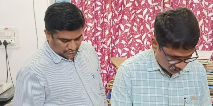 ଚୁକ୍ତିଭିତ୍ତିକ ନିଯୁକ୍ତି ପାଇଁ ୨୫,୦୦୦ ଟଙ୍କା ଲାଞ୍ଚ : ଗଜପତି ର ଦୁଇ ଜଣ ସ୍ୱାସ୍ଥ୍ୟ କର୍ମଚାରୀ – କ୍ଲାର୍କ ଏବଂ ପିଅନ