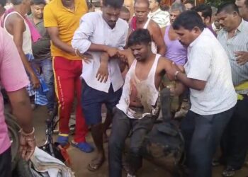 କାର ସିରିଜ ଦୃଘଟଣାଗ୍ରସ୍ତ ରେ ୩ ବାଇକ ଆରୋହୀ ଗୁରୁତର