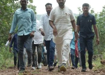 ଦୁର୍ଗମ ୪ କିମି ପାହାଡ଼ ଘାଟିରାସ୍ତା ଅତିକ୍ରମ କରି ସିଣ୍ଡିବୁର ଗ୍ରାମବାସୀଙ୍କ ସମସ୍ୟା ନେଇ ଆଲୋଚନା କଲେ ପାରଳା ବିଧାୟକ