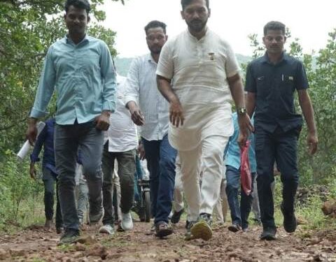 ଦୁର୍ଗମ ୪ କିମି ପାହାଡ଼ ଘାଟିରାସ୍ତା ଅତିକ୍ରମ କରି ସିଣ୍ଡିବୁର ଗ୍ରାମବାସୀଙ୍କ ସମସ୍ୟା ନେଇ ଆଲୋଚନା କଲେ ପାରଳା ବିଧାୟକ