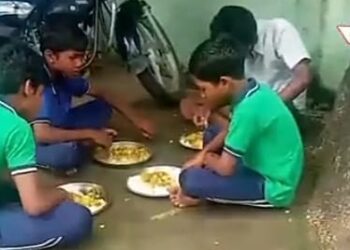 ଆଣ୍ଠୁଏ ପାଣିରେ ପାଠ ପଢୁଛନ୍ତି ଦେଶର ଭବିଷ୍ୟତ