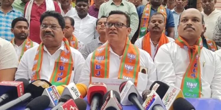 ଗଜପତି ଜିଲ୍ଳା ବିଜେପି ପକ୍ଷରୁ ପୂର୍ତ୍ତବିଭାଗ ଡାକବଙ୍ଗଳା ଠାରେ ଅନୁଷ୍ଠିତ ସାମ୍ୱାଦିକ ସମ୍ମିଳନୀରେ ଦୁଇ ବିଜେପି ନେତାଙ୍କୁ ଦଳରୁ ବହିସ୍କାର ଘୋଷଣ