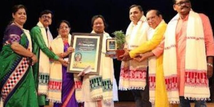 ଭୁବନେଶ୍ୱର ଭଞ୍ଜକଳା ମଣ୍ଡପ ଠାରେ ପାରଳାଖେମୁଣ୍ଡି ର ମନ୍ମଥ ପଞ୍ଚମ “ବିମୁଗ୍ଧା” ସମ୍ମାନରେ ସମ୍ମାନୀତ ହେଲେ