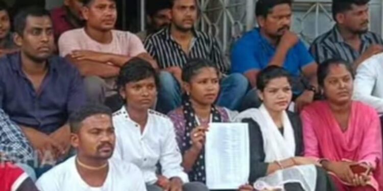 ଗଜପତି ଜିଲ୍ଲା ଏସପିଙ୍କ କାର୍ଯ୍ୟାଳୟ ସମ୍ମୁଖରେ ହୋମଗାର୍ଡ ନିଯୁକ୍ତିରୁ ବାଦ ପଡ଼ିଥିବା ଆଶାୟୀଙ୍କ ବିକ୍ଷୋଭ