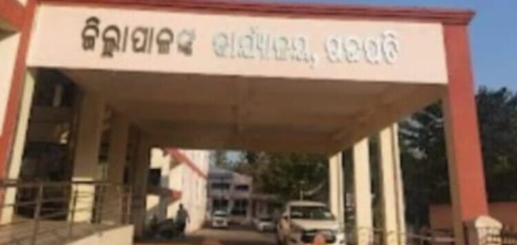 ଗଜପତି ଜିଲ୍ଲା ଅଡବା ଡାକ୍ତରଖାନାରେ ଗର୍ଭବତୀ ମହିଳାଙ୍କୁ ପ୍ରସବ ପାଇଁ ଡାକ୍ତରଙ୍କ ୫ହଜାର ଟଙ୍କା ଦାବି ନେଇ ଜିଲ୍ଲାପାଳଙ୍କୁ ଅଭିଯୋଗ