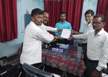 ଓଡିଶା ସ୍କୁଲ କଲେଜ ଶିକ୍ଷକ କର୍ମଚାରୀ ସମନ୍ୱୟ ସମିତି ଡାକରାରେ ଗୋଷ୍ଠୀ ଶିକ୍ଷ୍ୟାଧିକାରୀଙ୍କ କାର୍ଯ୍ୟାଳୟ ଠାରେ ପ୍ରତିବାଦ ସଭା