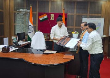 ଜାତୀୟ ଶିକ୍ଷକ ପୁରସ୍କାରରେ ମନୋନୀତ ଶିକ୍ଷକ ବସନ୍ତ କୁମାର ରଣାଙ୍କୁ ସମ୍ୱର୍ଦ୍ଧିତ କଲେ ଜିଲ୍ଲାପାଳ
