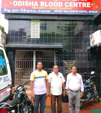 ଛାତ୍ରୀ ପାଇଁ ରକ୍ତ ଦାନ କଲେ ତିନି ଶିକ୍ଷକ