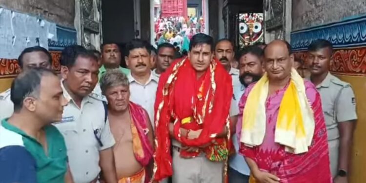 ପୁରୀ ରେ ନୂଆ ଏସ. ପି ଭାବେ ପ୍ରତୀକ ସିଂ ଙ୍କ ଯୋଗଦାନ ଶ୍ରୀମନ୍ଦିର : ତୀର୍ଥଯାତ୍ରୀ ଓ ପର୍ଯ୍ୟଟକ ଙ୍କ ସୁରକ୍ଷାକୁ ପ୍ରାଥମିକତା