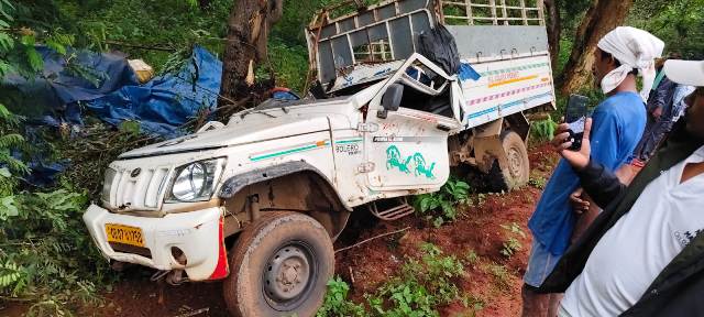 ଭାରସାମ୍ୟ ହରାଇ ରାସ୍ତା କଡଗଛକୁ – ପିଟିଲା ସାପ୍ତାହିକ ହାଟ ଗାଡ଼ି