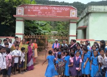 ଶିକ୍ଷକ ଅଭାବକୁ ନେଇ କାଶୀନଗର ବ୍ଲକର ଏକ ବିଦ୍ୟାଳୟରେ ତାଲା ପକାଇଲେ ଅଭିଭାବକ ଓ ଗ୍ରାମବାସୀ