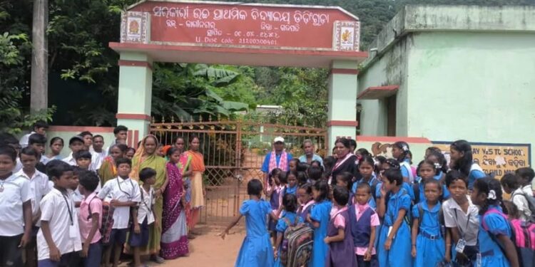 ଶିକ୍ଷକ ଅଭାବକୁ ନେଇ କାଶୀନଗର ବ୍ଲକର ଏକ ବିଦ୍ୟାଳୟରେ ତାଲା ପକାଇଲେ ଅଭିଭାବକ ଓ ଗ୍ରାମବାସୀ