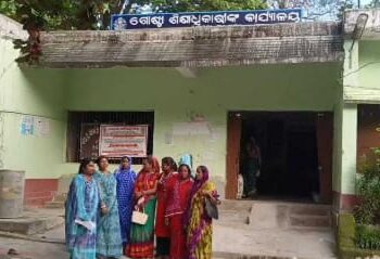 ବିଦ୍ୟାଳୟରେ ପୋଷାକ ବିତରଣ ନିର୍ଦ୍ଦେଶରେ ଅନିୟମିତତା ଅଭିଯୋଗ ଆଣିଛନ୍ତି ସ୍ବୟଂ ସହାୟକ ମହିଳା ସଂଘ