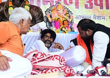 Mumbai : Maratha quota activist Manoj Jarange-Patil ends fast after government accepts demands