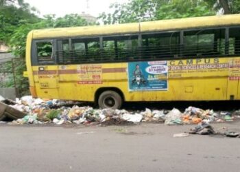 Pune : A mountain of garbage in front of Azam Campus, the administration is asleep!