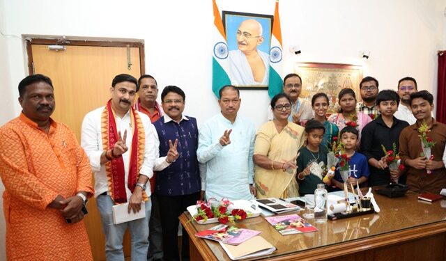 କର୍କଟ ହାରିବ, ଜୀବନ ଜିତିବ ବିଧାନସଭାରେ ବାଚସ୍ପତିଙ୍କୁ ଭେଟିଲେ କର୍କଟ ଯୋଦ୍ଧା କର୍କଟ ଯୋଦ୍ଧାଙ୍କର ସୁସ୍ଥ ଓ ନିରାମୟ ଜୀବନ କାମନା କଲେ ବାଚସ୍ପତି