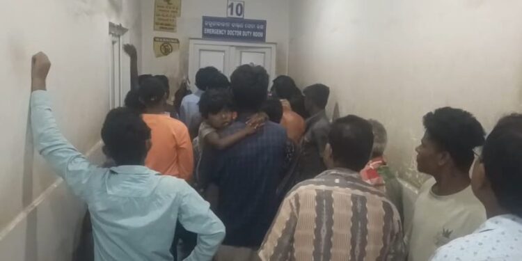 କଣ୍ଟାବାଞ୍ଜି ଡାକ୍ତରଖାନ ସୁଧୁନାହିଁ ବ୍ୟବସ୍ଥା  ଆଉଟଡୋର ଅଚଳ : ଜରୁରୀକାଳୀନ ସେବା ରେ ଭିଡ  ହନ୍ତସନ୍ତ ରୋଗୀ ଓ ପରିଜନ