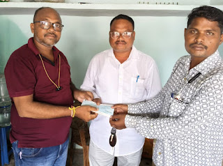 ରାସ୍ତା ରେ ପାଇଥିବା ୨ ଲକ୍ଷ ଟଙ୍କା ର ଚେକ ଫେରାଇ ମହାନତା ଦେଖାଇଲେ ୨ ଗଣମାଧ୍ୟମ ପ୍ରତିନିଧି