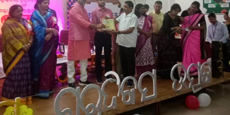 ମୁଖ୍ୟମନ୍ତ୍ରୀ ଶିକ୍ଷା ପୁରସ୍କାରରେ ଶିକ୍ଷକ ଶିକ୍ଷୟିତ୍ରୀ ସମ୍ମାନିତ