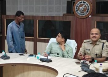 କଟକ ଜିଲ୍ଳାପାଳଙ୍କ କାର୍ଯ୍ୟାଳୟଠାରେ ଜିଲ୍ଳାପାଳଙ୍କ ଯୁଗ୍ମ ଜନ ଅଭିଯୋଗ ଶୁଣାଣି ଅନୁଷ୍ଠିତ