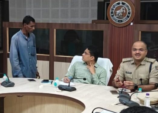 କଟକ ଜିଲ୍ଳାପାଳଙ୍କ କାର୍ଯ୍ୟାଳୟଠାରେ ଜିଲ୍ଳାପାଳଙ୍କ ଯୁଗ୍ମ ଜନ ଅଭିଯୋଗ ଶୁଣାଣି ଅନୁଷ୍ଠିତ