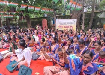 ସ୍ଥାୟୀ ଦରମା ଦାବିରେ ଗଣଧାରଣାରେ ବସିଲେ କମ୍ୟୁନିଟି ଷ୍ଟାଫ