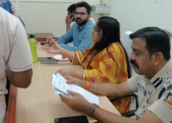 ପାରଳାଖେମୁଣ୍ଡି ସ୍ଥିତ ଜିଲ୍ଲାପାଳ ଙ୍କ କାର୍ଯ୍ୟାଳୟ ସମ୍ମିଳନୀ କକ୍ଷ ଠାରେ ଜିଲ୍ଲାପାଳଙ୍କ ମିଳିତ ଜନ ଅଭିଯୋଗ ଶୁଣାଣୀ ଅନୁଷ୍ଠିତ