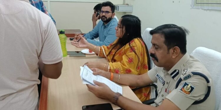 ପାରଳାଖେମୁଣ୍ଡି ସ୍ଥିତ ଜିଲ୍ଲାପାଳ ଙ୍କ କାର୍ଯ୍ୟାଳୟ ସମ୍ମିଳନୀ କକ୍ଷ ଠାରେ ଜିଲ୍ଲାପାଳଙ୍କ ମିଳିତ ଜନ ଅଭିଯୋଗ ଶୁଣାଣୀ ଅନୁଷ୍ଠିତ