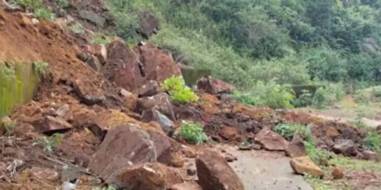 ଗଜପତି ଜିଲ୍ଲା ଗୁମ୍ମା ବ୍ଲକରେ ପାହାଡ଼ ଧସିଲା, ରାସ୍ତା ଅବରୋଧ