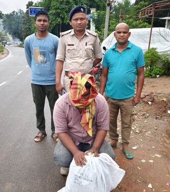 ଭଉଣୀ ବାହାଘର ପାଇଁ ଗଞ୍ଜେଇ ଚୋରା ଚାଲାଣ ବେଳେ ଯୁବକ ଗିରଫ : ଭଉଣୀ ବିବାହ ସ୍ବପ୍ନ ଅଧୁରା ରହିଲା  