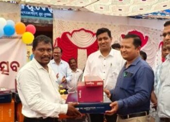 ନୂଆଗଡ଼ ବ୍ଲକ୍ କେରେଡ଼ାଙ୍ଗ ସରକାରୀ ଉଚ୍ଚ ବିଦ୍ୟାଳୟରେ ନିମାପଡ଼ା ମେଟ୍ ଗ୍ରୁପ୍ ତରଫରୁ ୮ ଗୋଟି ବିଦ୍ୟାଳୟକୁ କମ୍ପ୍ୟୁଟର ବିତରଣ