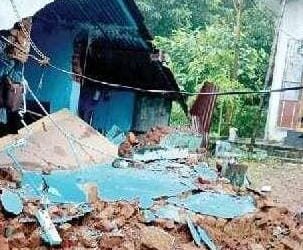 ଗଜପତିରେ ପ୍ରବଳ ବର୍ଷା ଯୋଗୁଁ ପାହାଡ଼ରୁ କୃତ୍ରିମ ନଦୀ ସୃଷ୍ଟି ହୋଇ ଭୁଶୁଡ଼ିଲା ୨ ଘରର କାନ୍ଥ