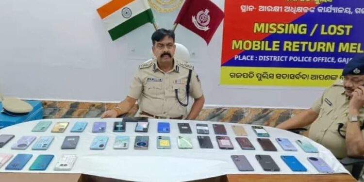 ଗଜପତି ଜିଲ୍ଲାର ବିଭିନ୍ନ ସ୍ଥାନରୁ ହଜିଯାଇଥିବା ମୋବାଇଲ୍ ଫେରସ୍ତ କରି ମୋହାନତା ଦେଖାଇଲା ଜିଲ୍ଲା ପୋଲିସ