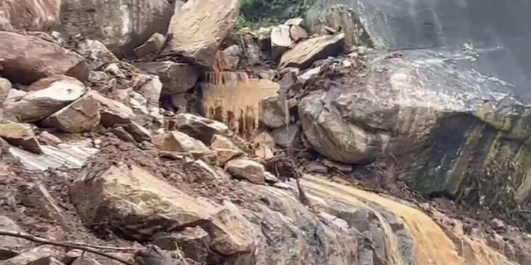 ପ୍ରବଳ ବର୍ଷା ପରେ ପୁଣି କଳିଙ୍ଗା ଘାଟିରେ ଅଘଟଣ : ପଥର ଖସିବା ପରେ ନିର୍ମାଣ କାମ ବନ୍ଦ