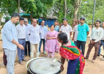 ମଧ୍ୟାହ୍ନ ଭୋଜନର ମାନ ପରଖିଲେ ଜିଲ୍ଲାପାଳ