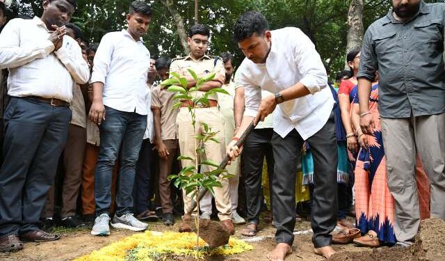 ଜିଲ୍ଲାସ୍ତରୀୟ ଏକ୍ ପେଡ୍ ମା କେ ନାମ୍ ୨.୦’ ଅଭିଯାନ କାର୍ଯ୍ୟକ୍ରମ – ଜିଲ୍ଲାରେ ଲାଗିବ ୨ ଲକ୍ଷ ରୁ ଉର୍ଦ୍ଧ୍ବ ଚାରା