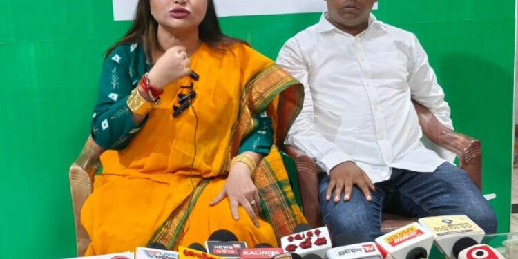 ଭୁଲ୍ ସୂଚନା ପାଇ : ଅନ୍ଧାରରେ ବାଡ଼ି ବୁଲାଇ ଭକୁଆ ବନିଲେ ନୟାଗଡ ପୋଲିସ୍