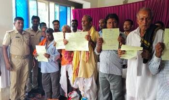 ଭୂମି ମାଲିକ ଙ୍କୁ ସତ୍ବଲିପି ପ୍ରଦାନ