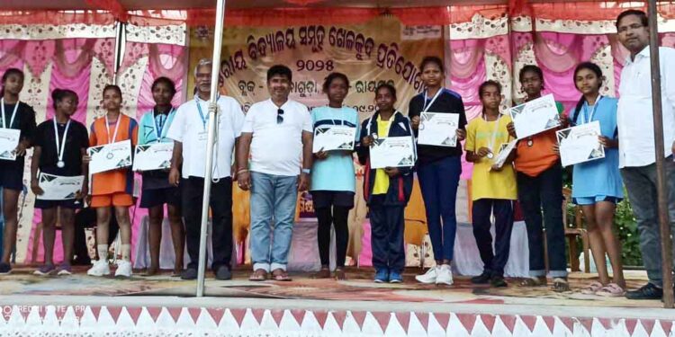 ବିଜେତା ଛାତ୍ରଛାତ୍ରୀ ମାନଙ୍କୁ ପୁରସ୍କୃତ କରାଯାଇଥିଲା