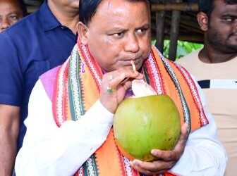 ପୁରୀ ଯିବା ରାସ୍ତାରେ ସତ୍ୟବାଦୀ ନିକଟରେ ପଇଡ ପିଇଲେ ମୁଖ୍ୟମନ୍ତ୍ରୀ