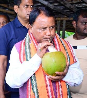 ପୁରୀ ଯିବା ରାସ୍ତାରେ ସତ୍ୟବାଦୀ ନିକଟରେ ପଇଡ ପିଇଲେ ମୁଖ୍ୟମନ୍ତ୍ରୀ