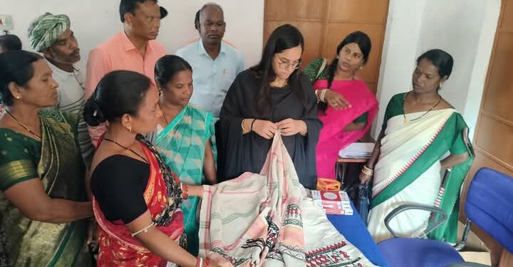 ନୁଆଗଡ ବ୍ଳକକୁ ଜିଲ୍ଲାପାଳ ପରିଦଶନ ଆସି ବର୍ଷାରେ କ୍ଷୟକ୍ଷତିର ଅନୁଧ୍ୟାନ କଲେ