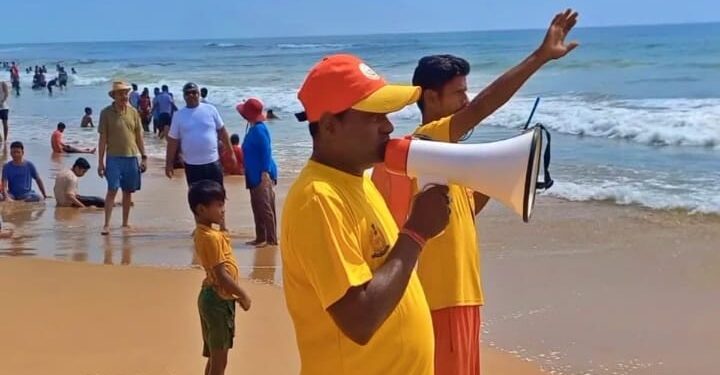 ଜିଲ୍ଲା ପ୍ରଶାସନ ପକ୍ଷରୁ ବାତ୍ଯା ମୋନ୍ଥା ପ୍ରସ୍ତୁତି ମତ୍ସ୍ୟଜୀବୀଙ୍କ ସହ ସମୁଦ୍ର ସ୍ନାନ ପାଇଁ କଟକଣା