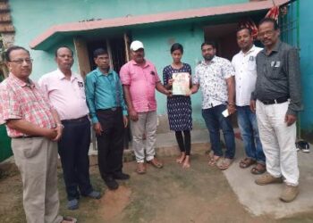 ଗରିବ ମେଧାବୀ ଛାତ୍ରୀଙ୍କୁ ” ଆଶା ” ସଂଗଠନର ଆର୍ଥିକ ସହାୟତା ପ୍ରଦାନ