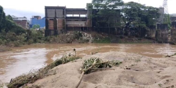 ମୋହନା ନଦୀ କୂଳିଆବାସୀ ଆତଙ୍କିତ,ପ୍ରଶାସନର ଦୃଷ୍ଟି ଆଢ଼ୁଆଳରେ ମୋହନା