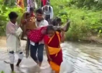 ଗଜପତିରେ ପୁଣି ଜନନୀ ଯନ୍ତ୍ରଣା : ପ୍ରସୂତିଙ୍କୁ ଏକ କିମି ବୋହି ଆମ୍ବୁଲାନ୍ସ କର୍ମଚାରୀମାନେ ସ୍ୱାସ୍ଥ୍ୟକେନ୍ଦ୍ରକୁ ନେଲେ