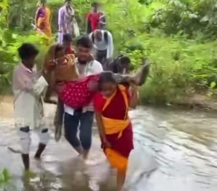 ଗଜପତିରେ ପୁଣି ଜନନୀ ଯନ୍ତ୍ରଣା : ପ୍ରସୂତିଙ୍କୁ ଏକ କିମି ବୋହି ଆମ୍ବୁଲାନ୍ସ କର୍ମଚାରୀମାନେ ସ୍ୱାସ୍ଥ୍ୟକେନ୍ଦ୍ରକୁ ନେଲେ